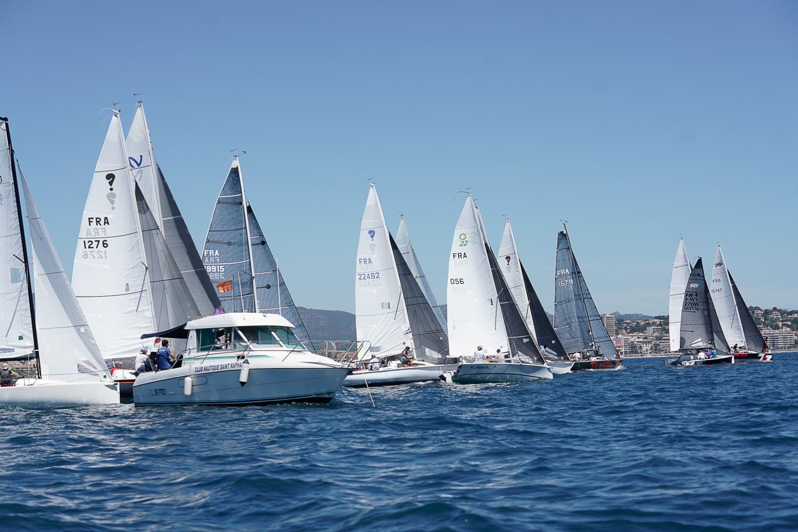 Ligne de départ des croiseurs légers devant le bateau comité